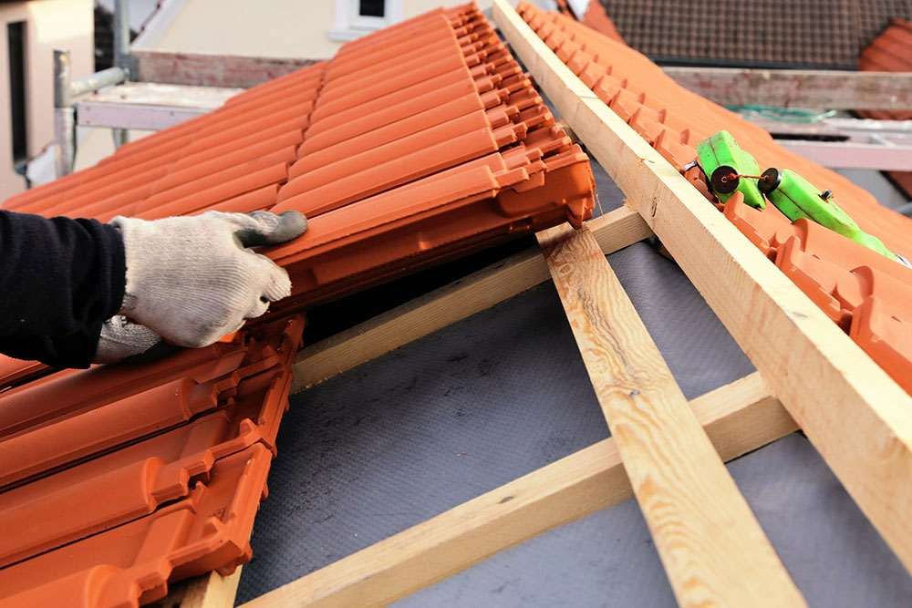 Couvreur qualifié pour pose de tuiles sur toiture neuve